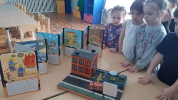 Рассматривание макета "Пожарная часть" Рассматривание макета "Пожарная часть".
